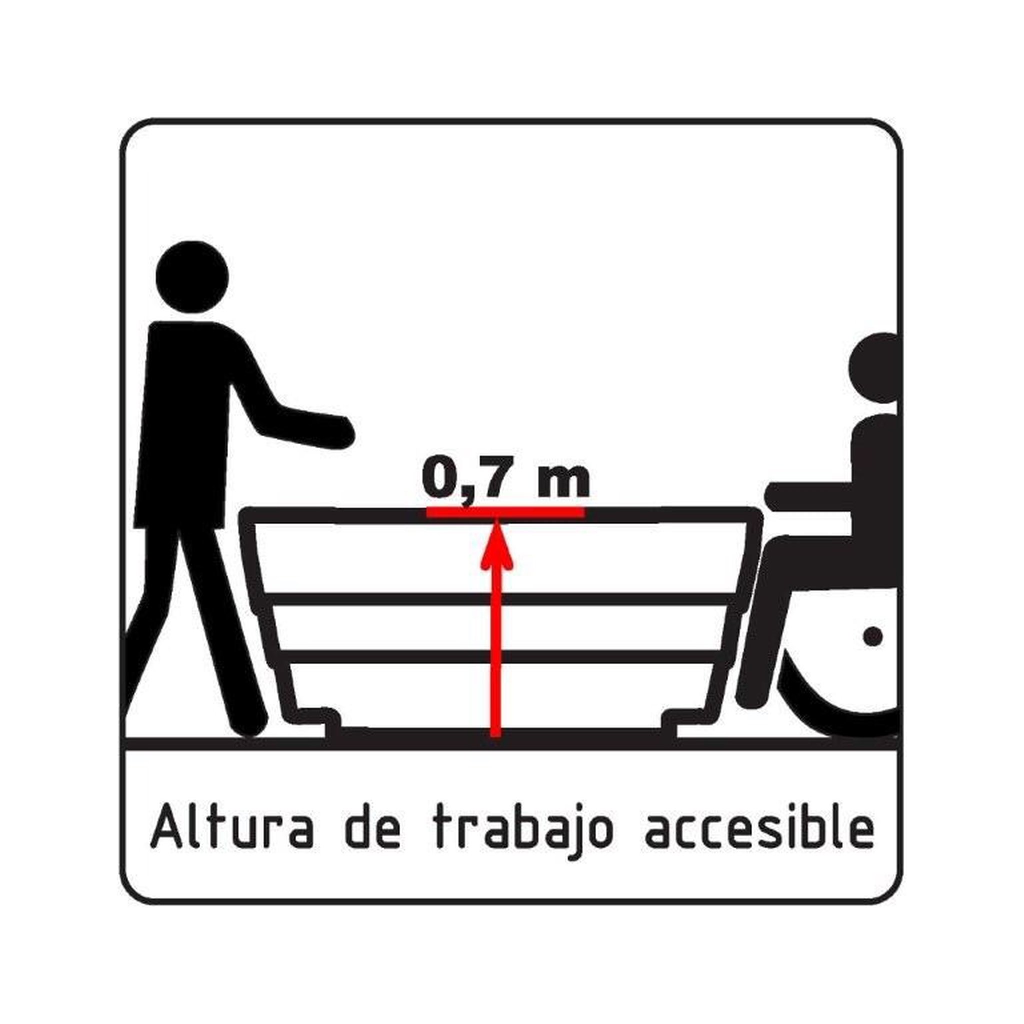 Detalle de la bomba manual del huerto escolar GITMA
