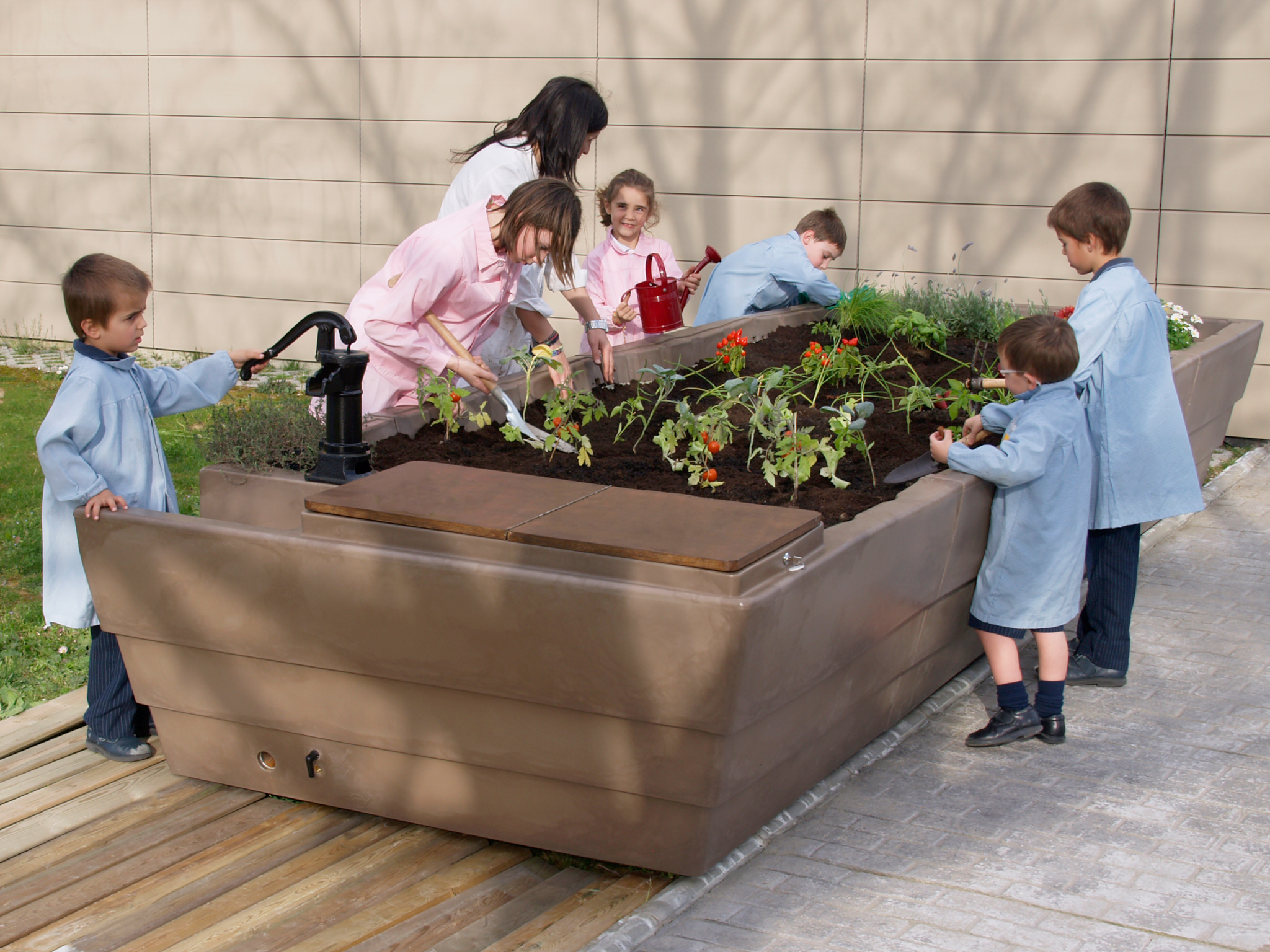 Huerto escolar elevado GITMA instalado en un centro educativo